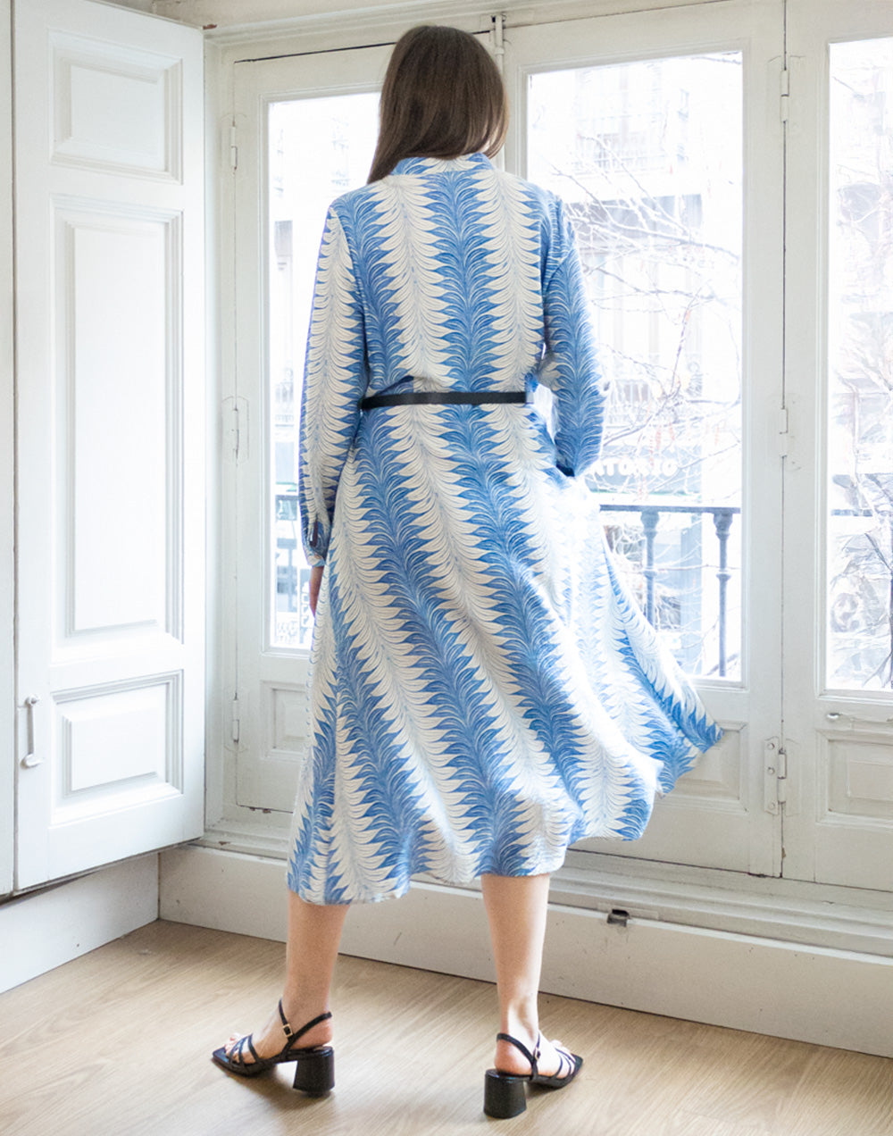Vestido camisero con cinturón estampado fluido azul y blanco muestrarios de ropa y moda de mujer vestir bien con talla grande plus