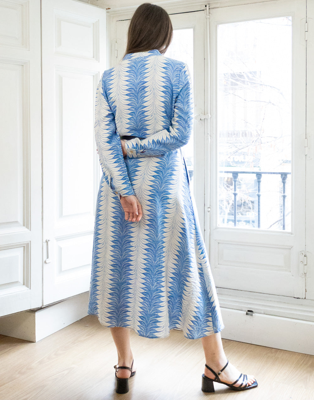Vestido camisero con cinturón estampado fluido azul y blanco muestrarios de ropa y moda de mujer vestir bien con talla grande plus