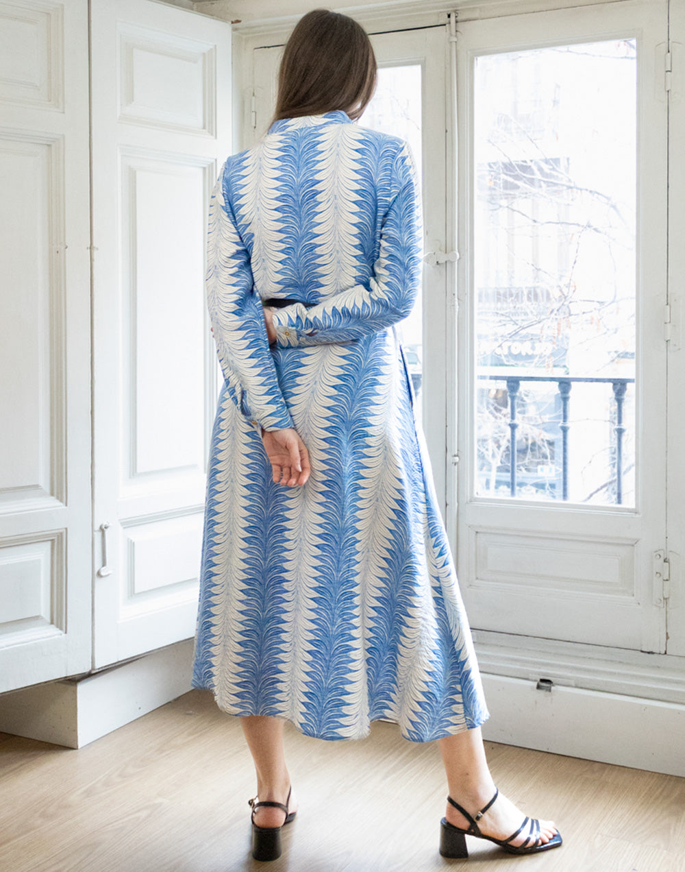 Vestido camisero con cinturón estampado fluido azul y blanco muestrarios de ropa y moda de mujer vestir bien con talla grande plus