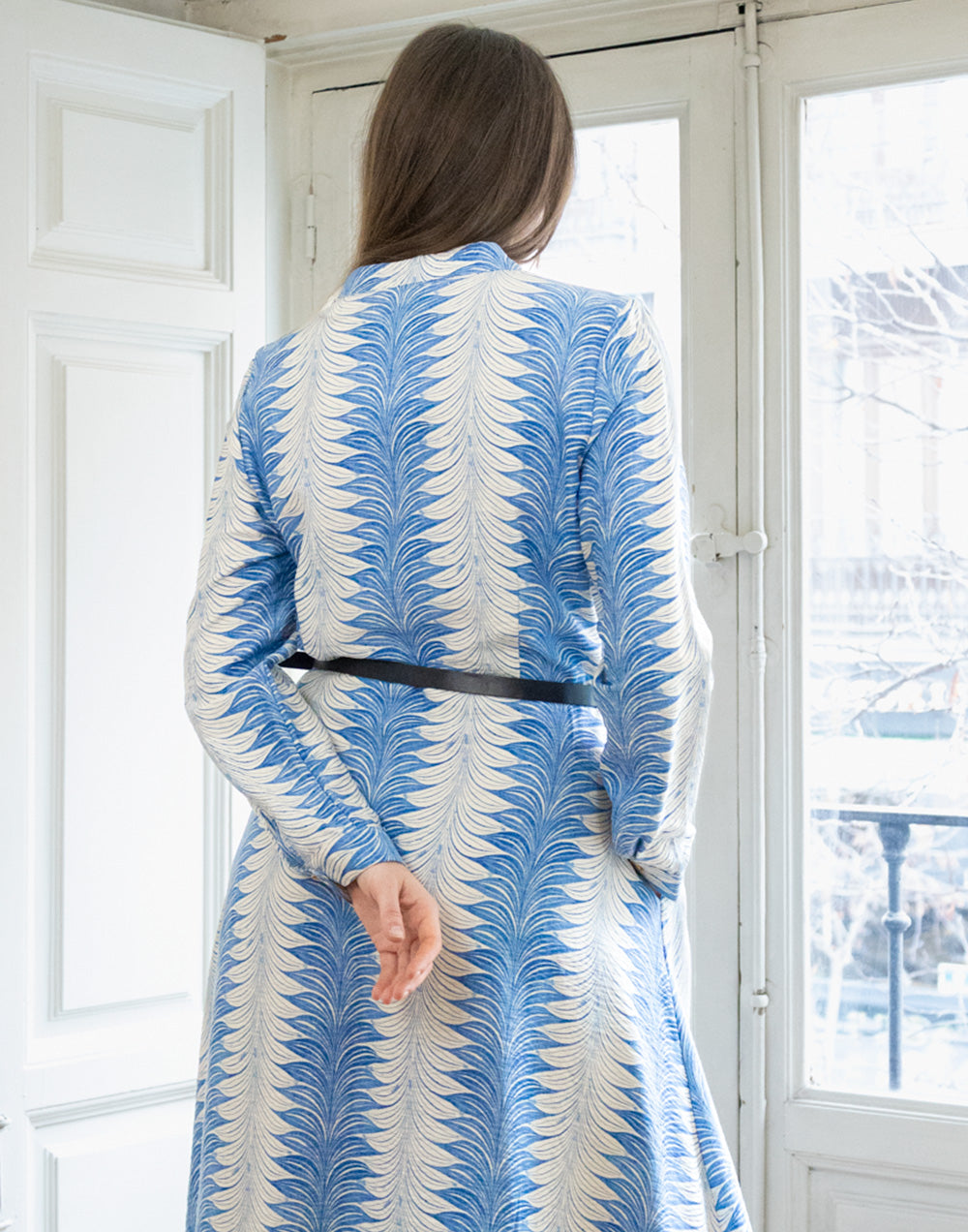Vestido camisero con cinturón estampado fluido azul y blanco muestrarios de ropa y moda de mujer vestir bien con talla grande plus
