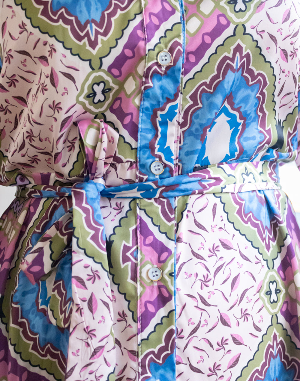 Vestido camisero corto con falda evasé estampado rombos azul y malva muestrarios de ropa y moda de mujer vestir bien