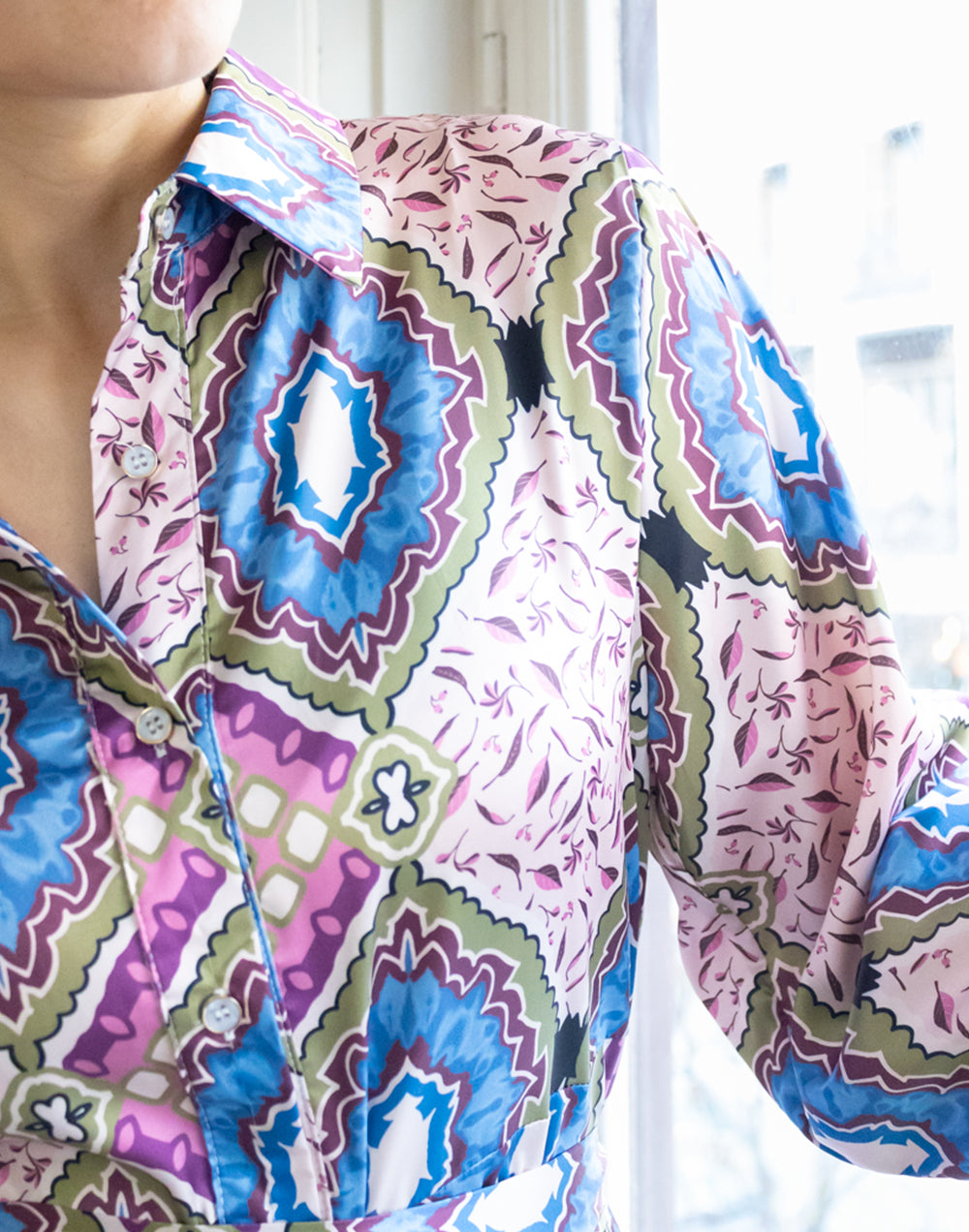 Vestido camisero corto con falda evasé estampado rombos azul y malva muestrarios de ropa y moda de mujer vestir bien