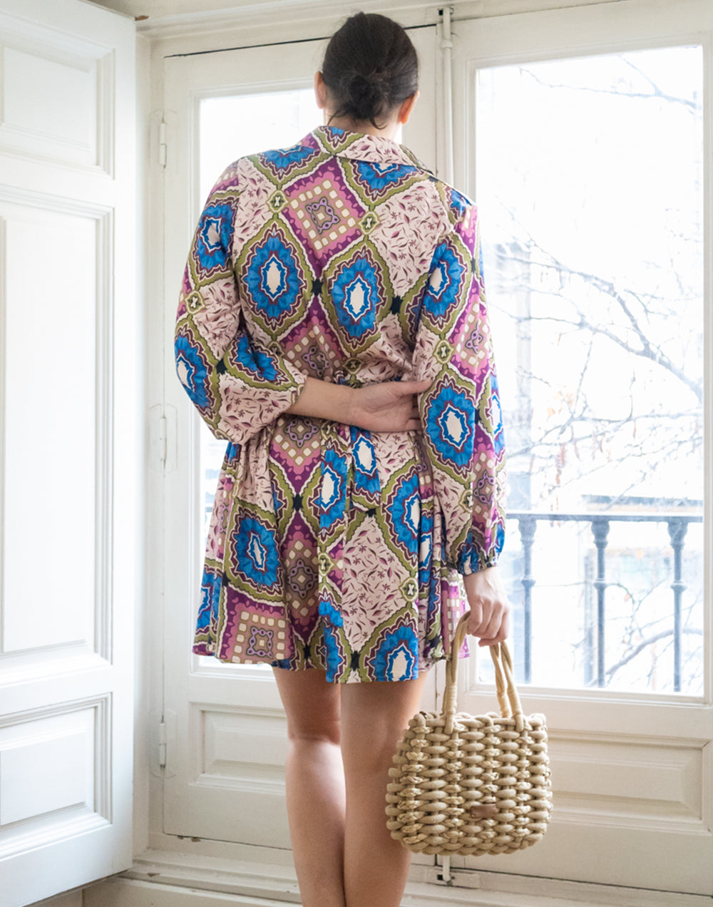 Vestido camisero corto con falda evasé estampado rombos azul y malva muestrarios de ropa y moda de mujer vestir bien