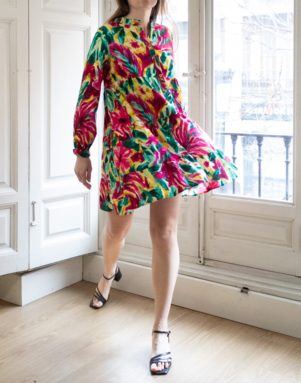 Vestido corto camisero con falda de volantes estampado tropical de flores multicolor muestrarios de ropa y moda de mujer vestir bien con talla grande plus