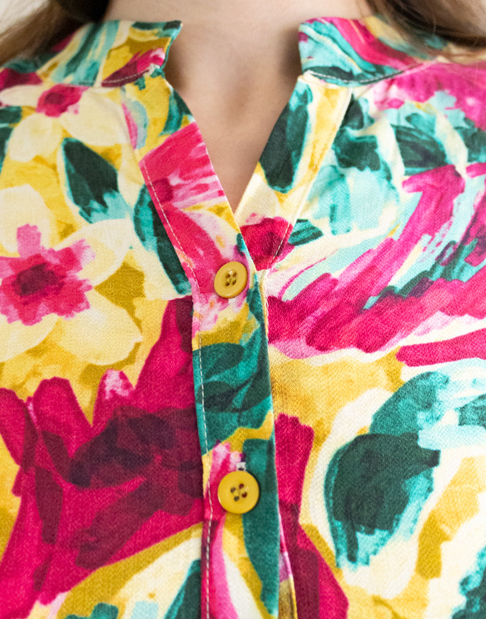 Vestido corto camisero con falda de volantes estampado tropical de flores multicolor muestrarios de ropa y moda de mujer vestir bien con talla grande plus