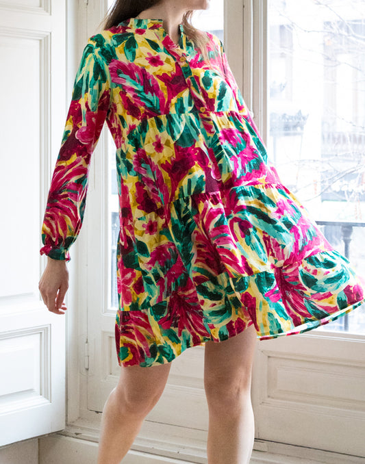 Vestido corto camisero con falda de volantes estampado tropical de flores multicolor muestrarios de ropa y moda de mujer vestir bien con talla grande plus