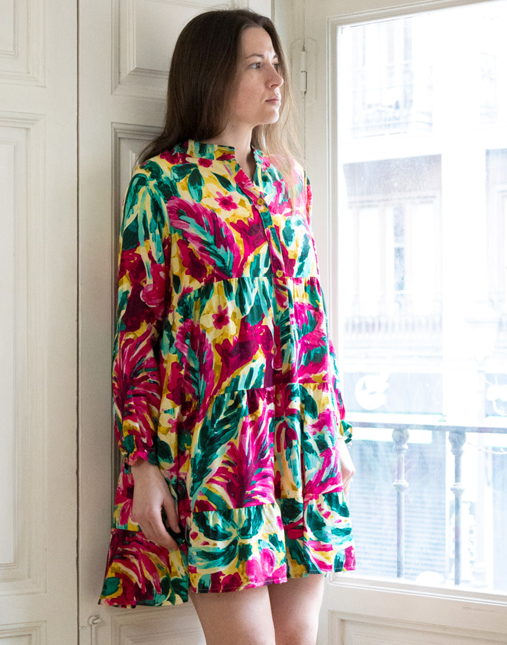 Vestido corto camisero con falda de volantes estampado tropical de flores multicolor muestrarios de ropa y moda de mujer vestir bien con talla grande plus