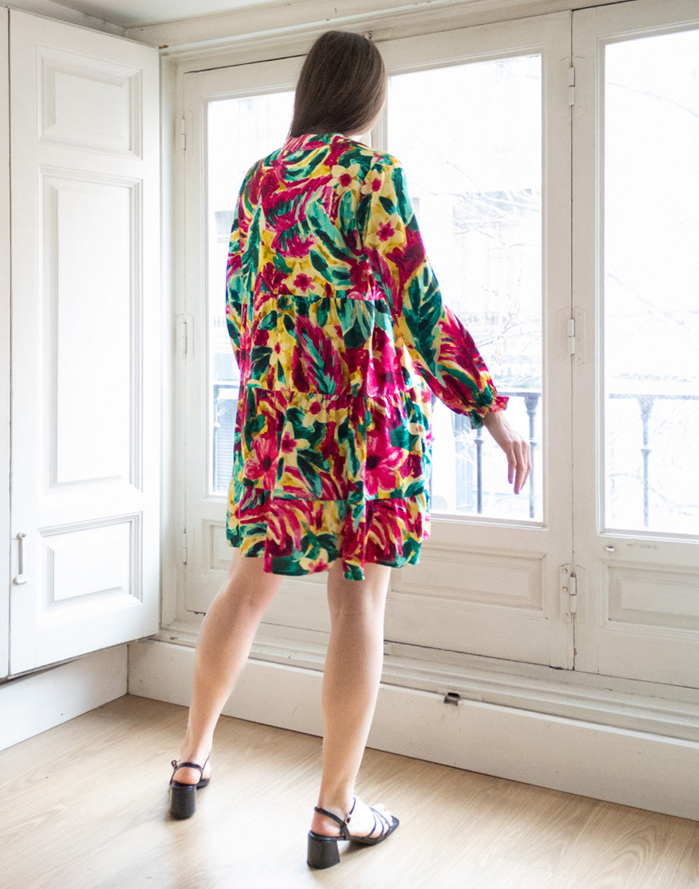 Vestido corto camisero con falda de volantes estampado tropical de flores multicolor muestrarios de ropa y moda de mujer vestir bien con talla grande plus