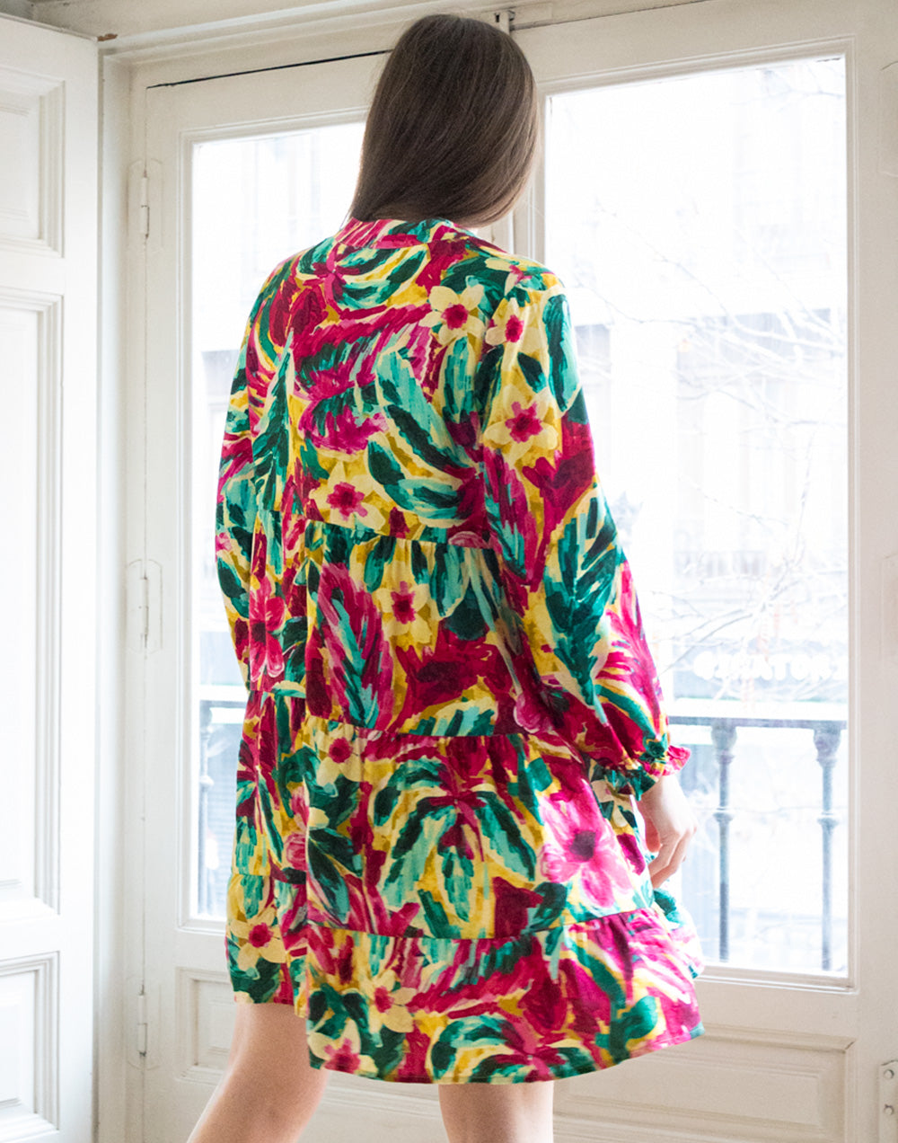 Vestido corto camisero con falda de volantes estampado tropical de flores multicolor muestrarios de ropa y moda de mujer vestir bien con talla grande plus