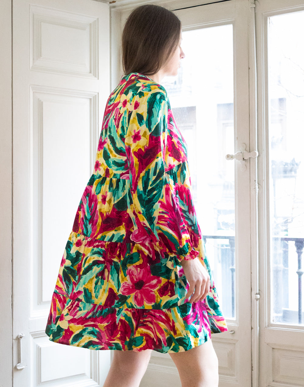 Vestido corto camisero con falda de volantes estampado tropical de flores multicolor muestrarios de ropa y moda de mujer vestir bien con talla grande plus