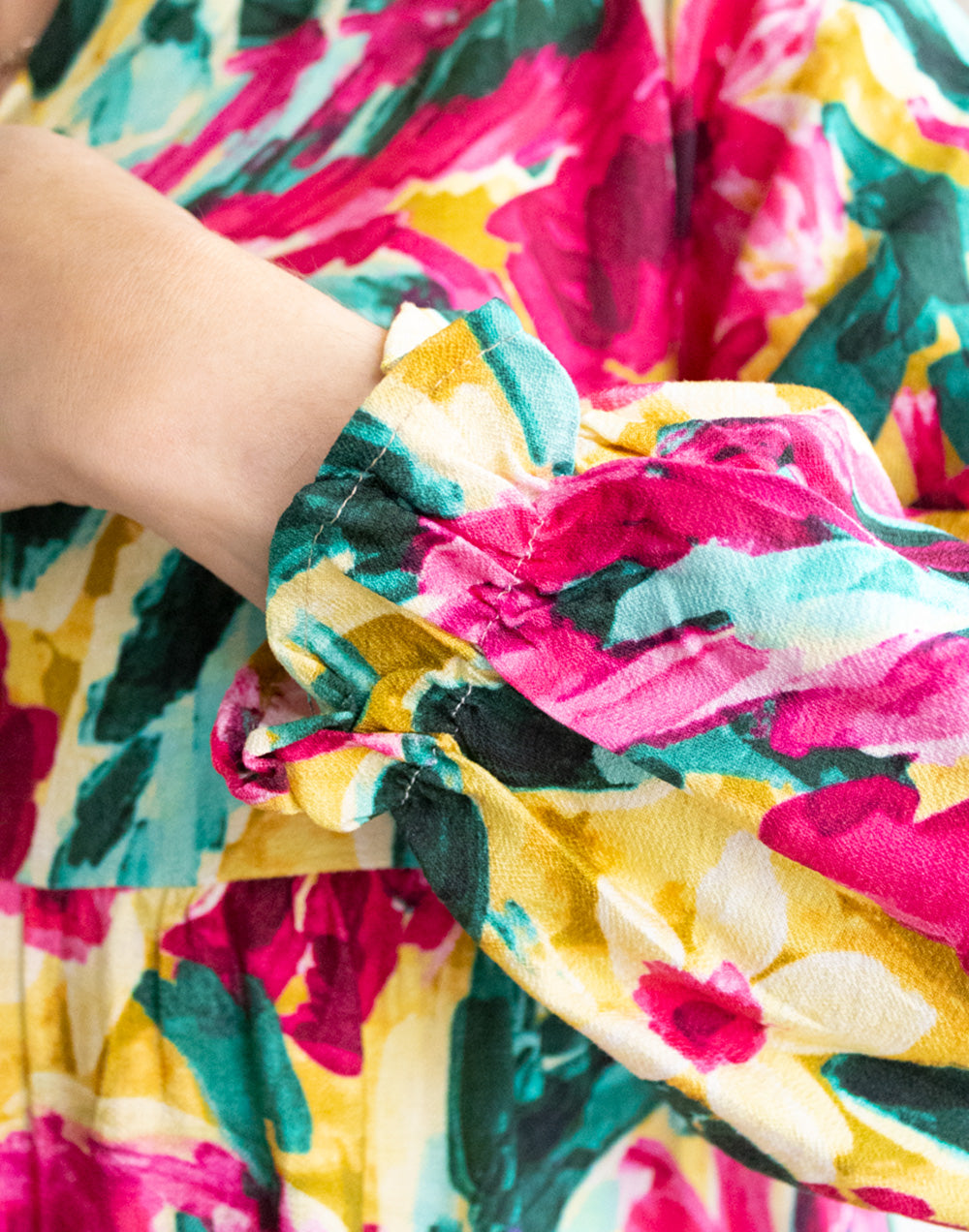 Vestido corto camisero con falda de volantes estampado tropical de flores multicolor muestrarios de ropa y moda de mujer vestir bien con talla grande plus