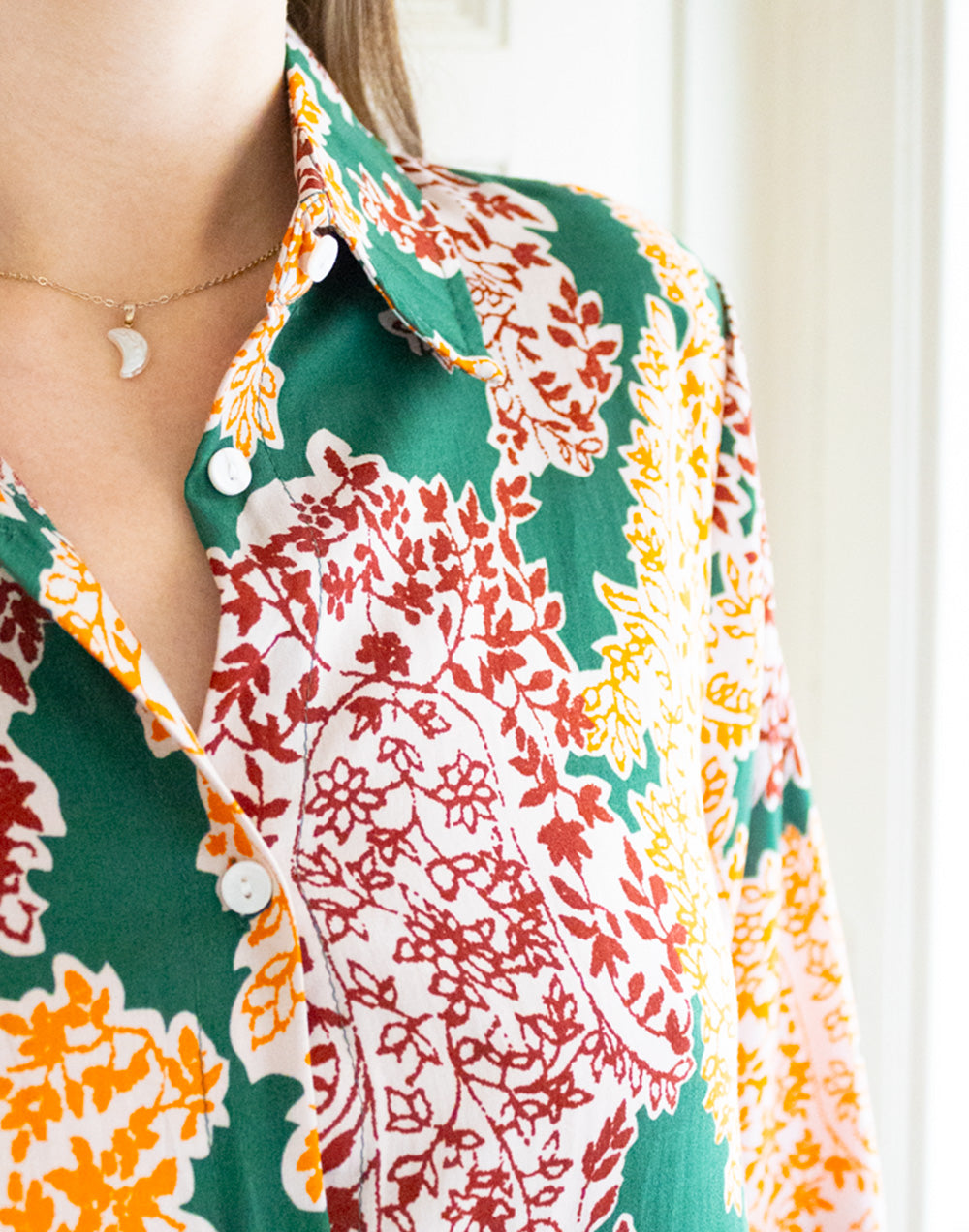 Vestido corto camisero estampado con racimos de flores sobre fondo verde muestrarios de ropa y moda de mujer vestir bien con talla grande plus
