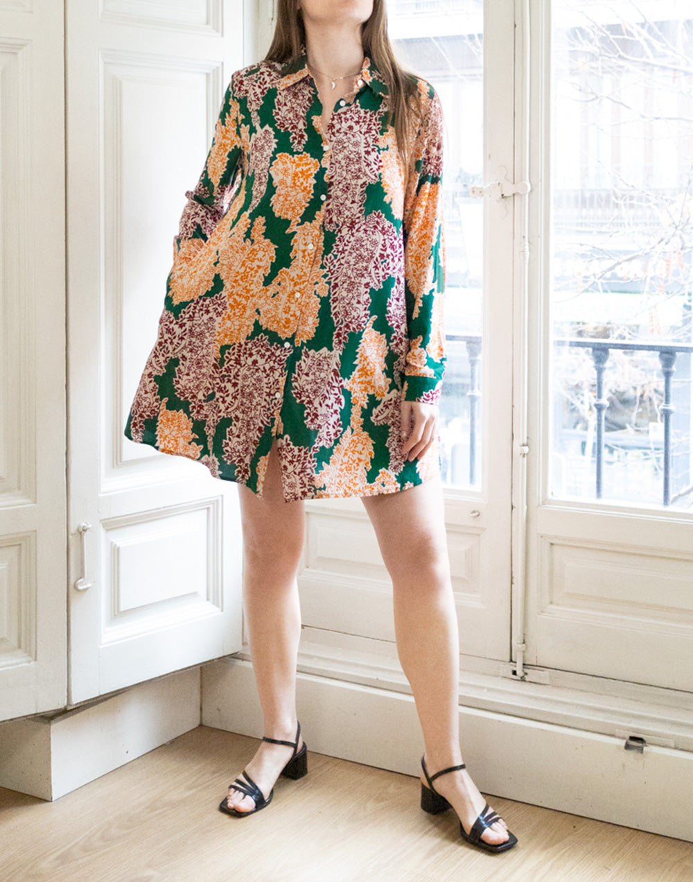 Vestido corto camisero estampado con racimos de flores sobre fondo verde muestrarios de ropa y moda de mujer vestir bien con talla grande plus