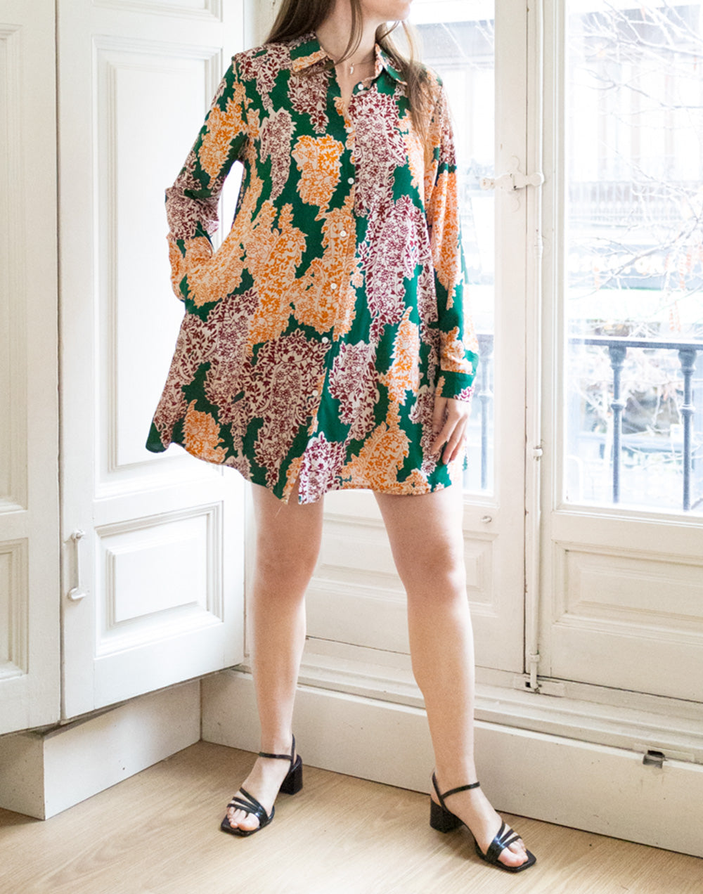 Vestido corto camisero estampado con racimos de flores sobre fondo verde muestrarios de ropa y moda de mujer vestir bien con talla grande plus