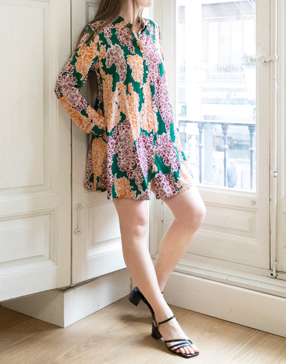 Vestido corto camisero estampado con racimos de flores sobre fondo verde muestrarios de ropa y moda de mujer vestir bien con talla grande plus
