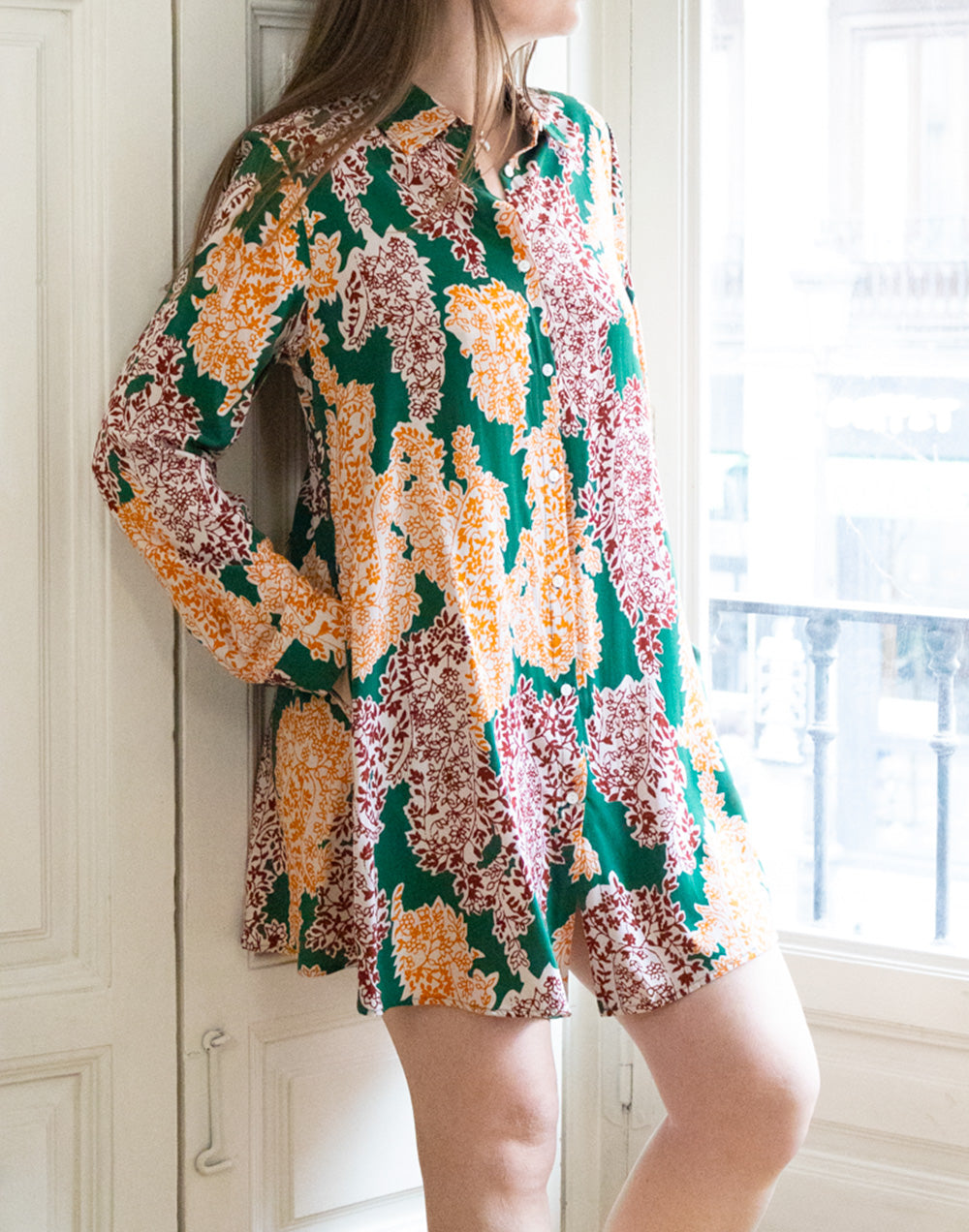Vestido corto camisero estampado con racimos de flores sobre fondo verde muestrarios de ropa y moda de mujer vestir bien con talla grande plus