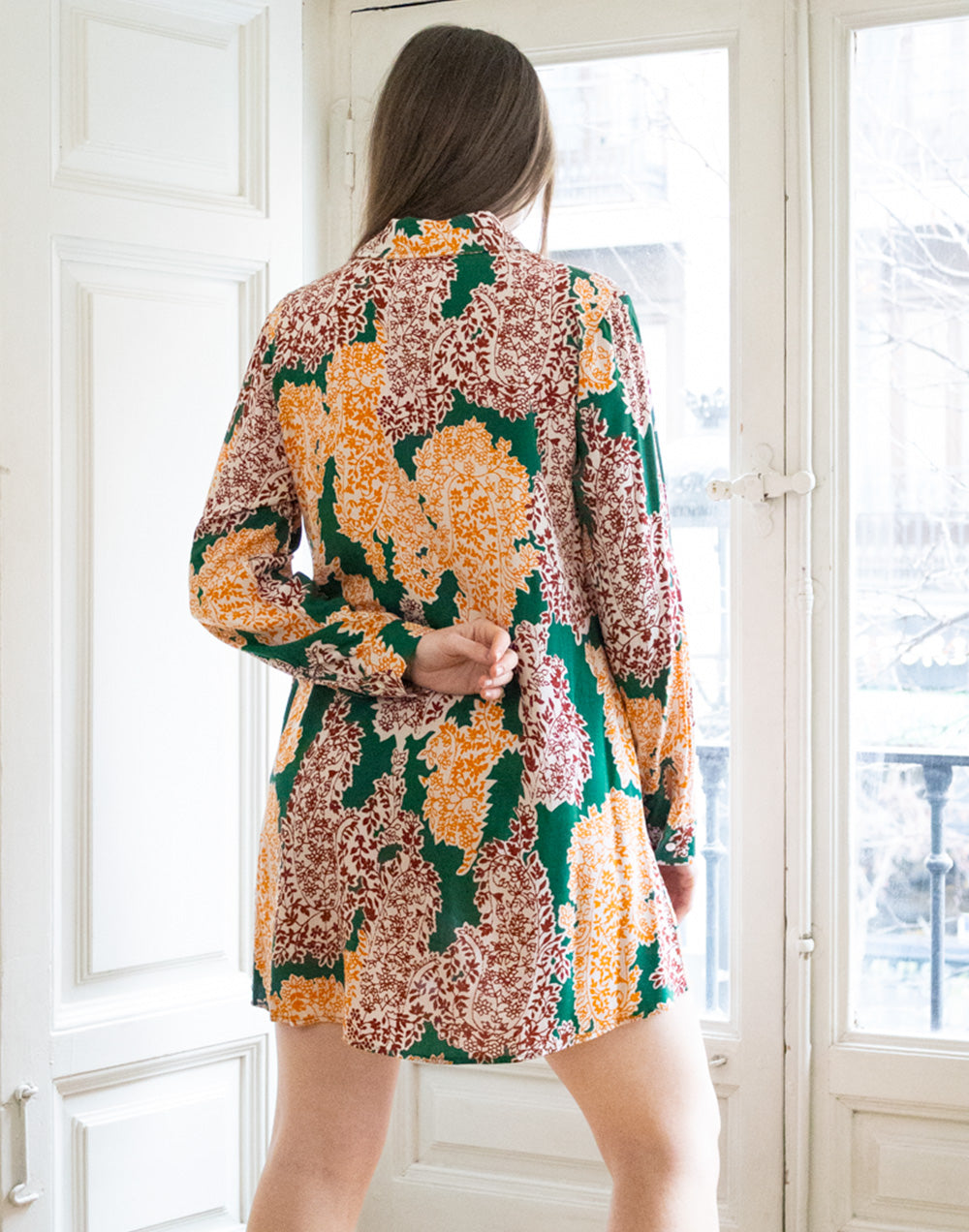 Vestido corto camisero estampado con racimos de flores sobre fondo verde muestrarios de ropa y moda de mujer vestir bien con talla grande plus