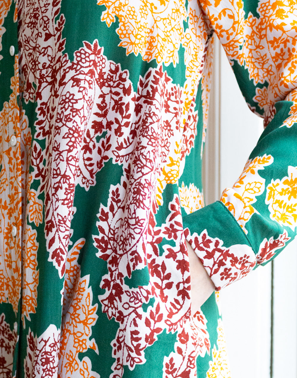 Vestido corto camisero estampado con racimos de flores sobre fondo verde muestrarios de ropa y moda de mujer vestir bien con talla grande plus