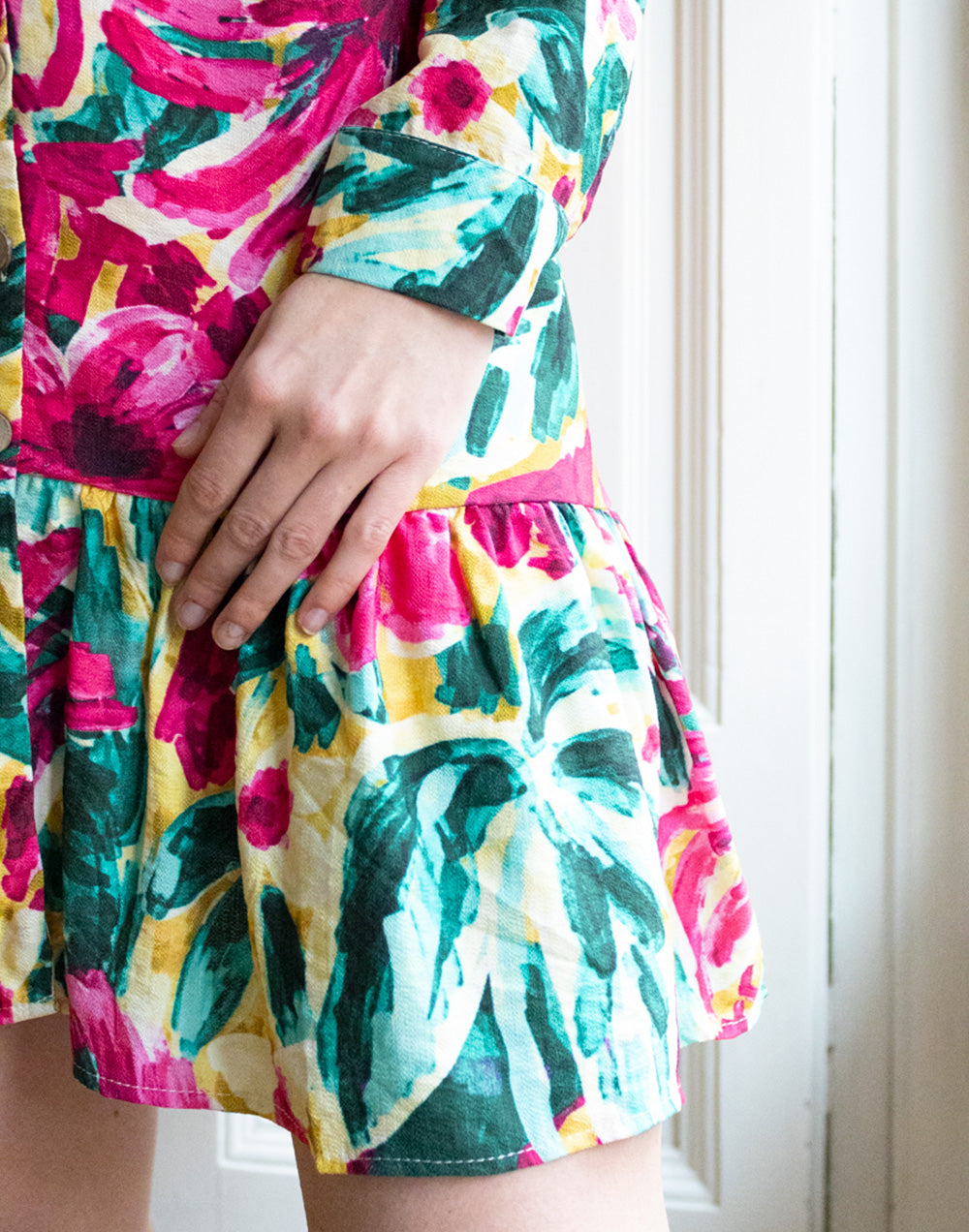 Vestido corto recto con volante estampado tropical de flores multicolor muestrarios de ropa y moda de mujer vestir bien