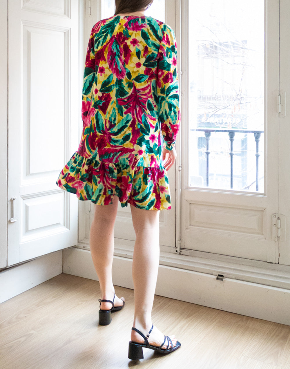 Vestido corto recto con volante estampado tropical de flores multicolor muestrarios de ropa y moda de mujer vestir bien