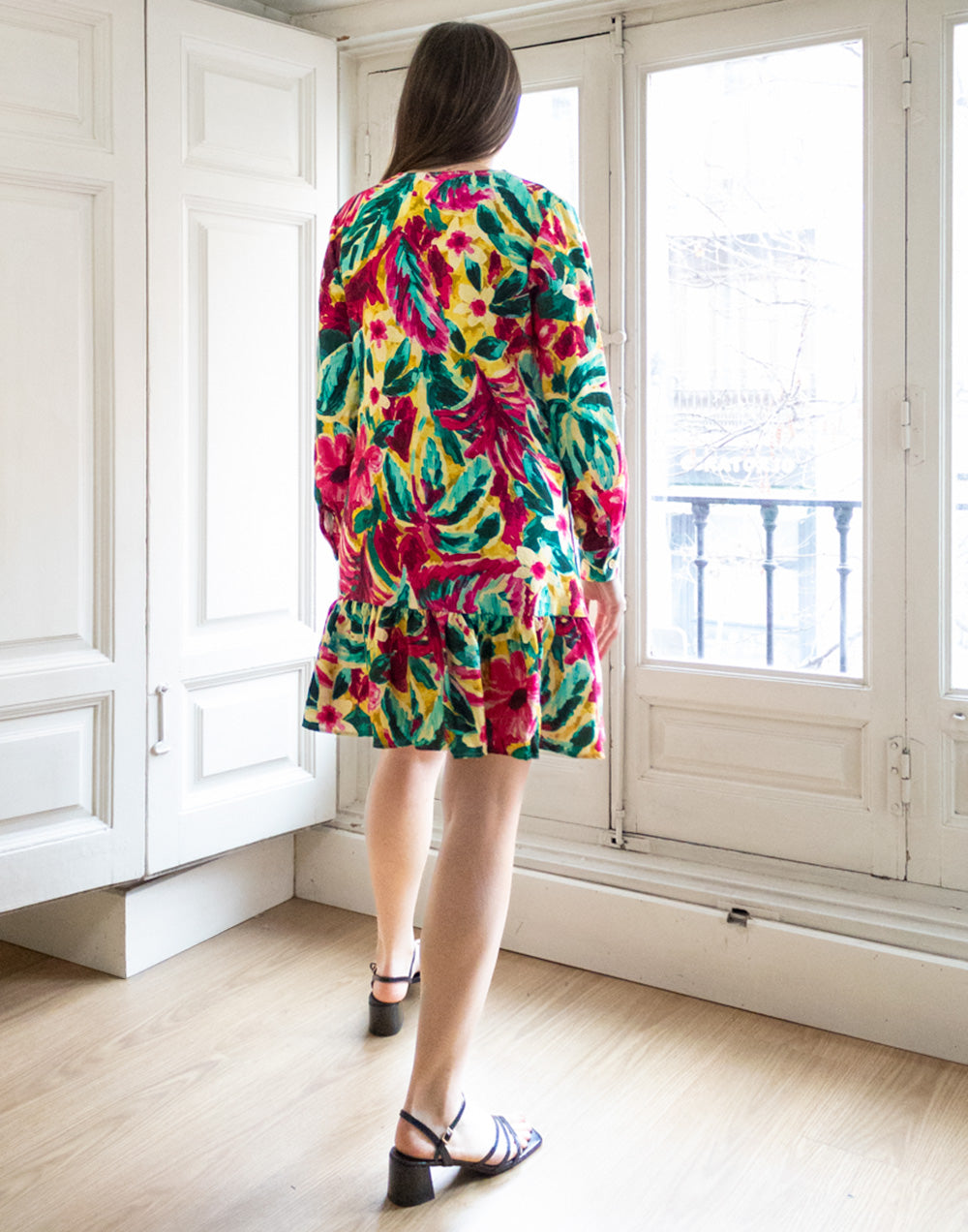 Vestido corto recto con volante estampado tropical de flores multicolor muestrarios de ropa y moda de mujer vestir bien