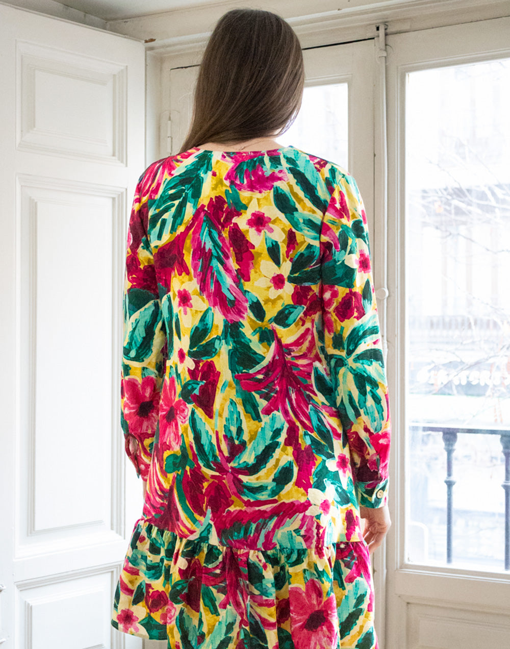 Vestido corto recto con volante estampado tropical de flores multicolor muestrarios de ropa y moda de mujer vestir bien