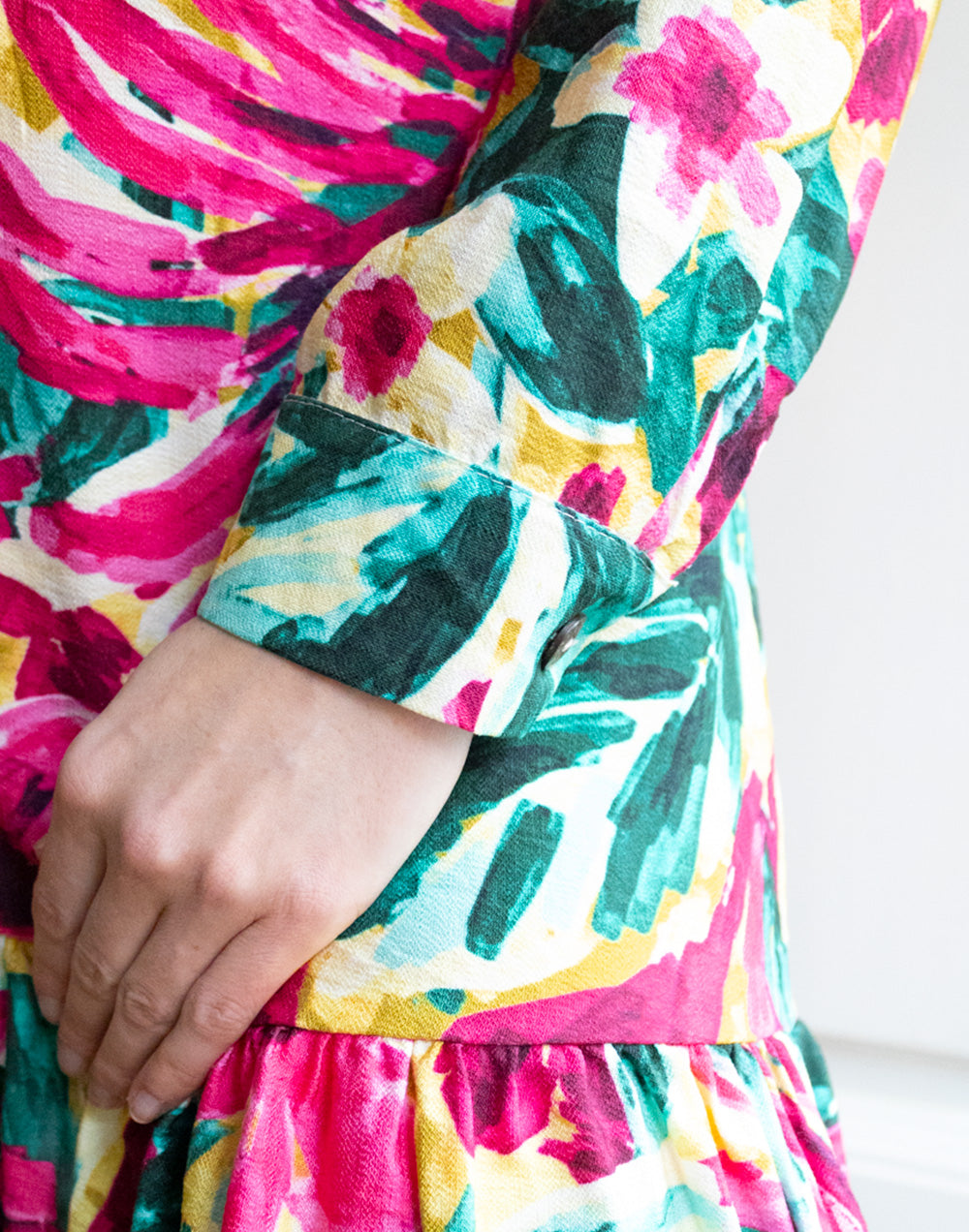 Vestido corto recto con volante estampado tropical de flores multicolor muestrarios de ropa y moda de mujer vestir bien