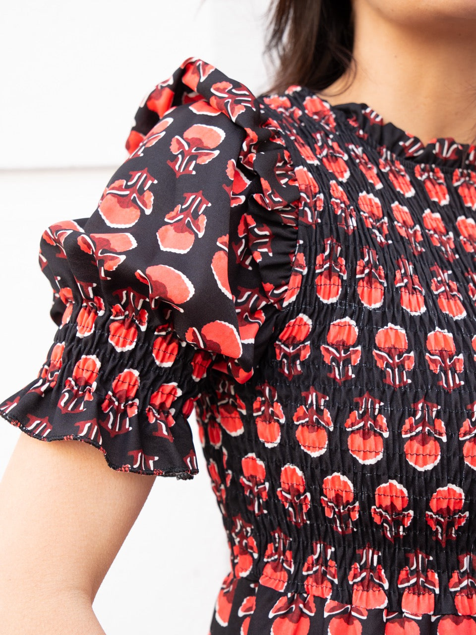 Vestido de flores con cuerpo nido de abeja negro muestrarios de moda y ropa de mujer invitada ideal 