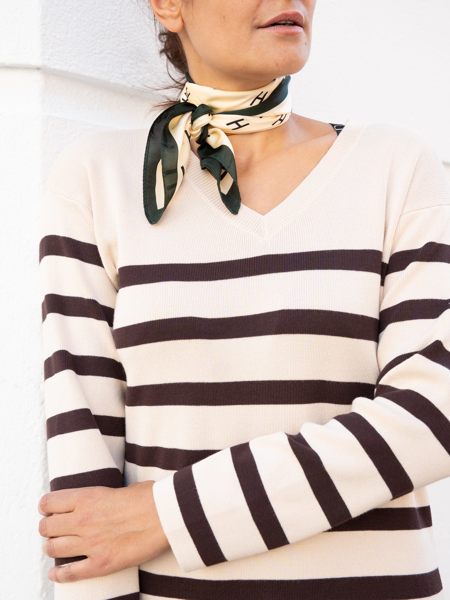 Vestido de tricot con rayas marineras marrón chocolate muestrarios de ropa y moda de mujer 
