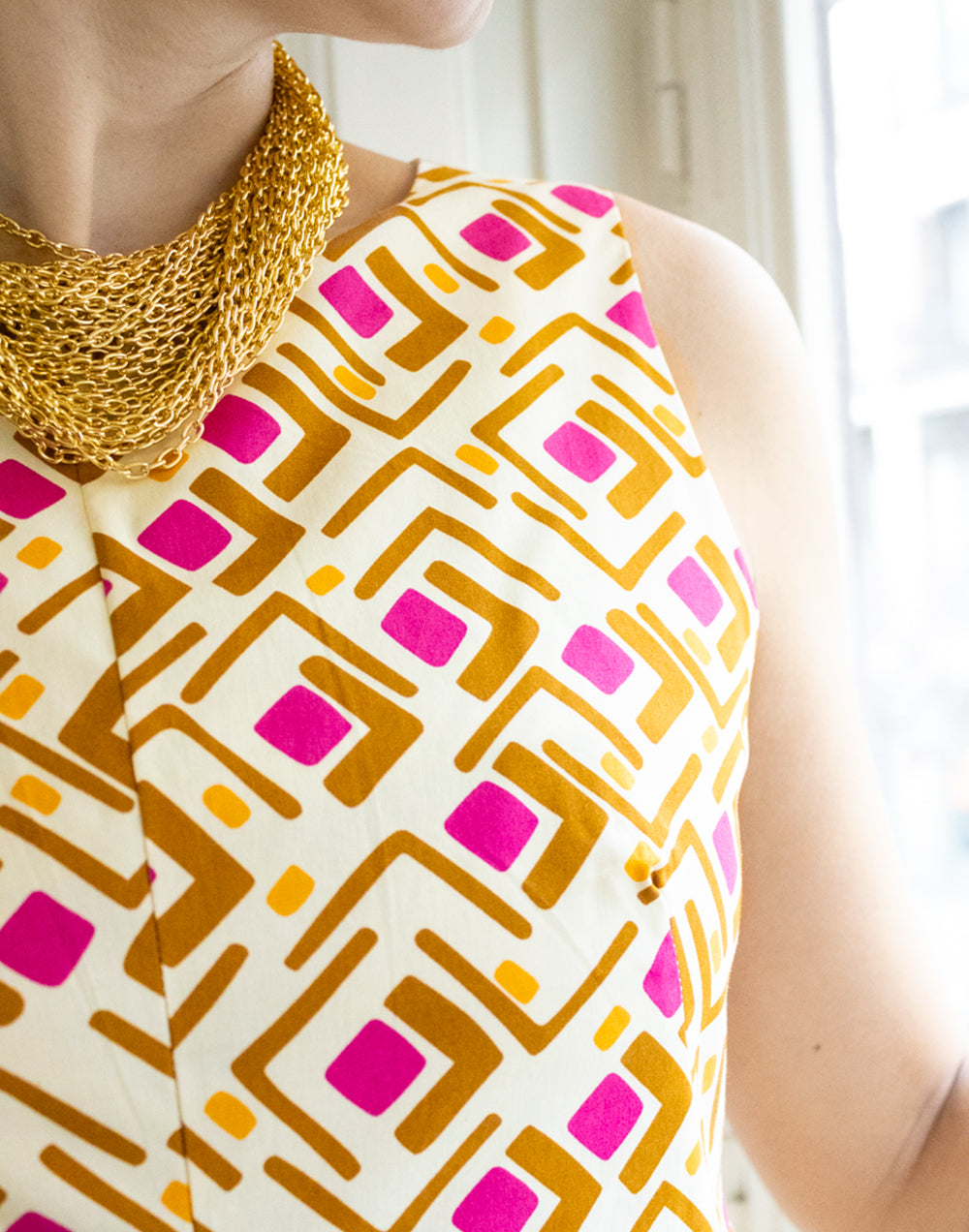 Vestido de verano estampado geométrico camel y rosa muestrarios de ropa y moda de mujer vestir bien elegante verano ideas mujer mediana edad