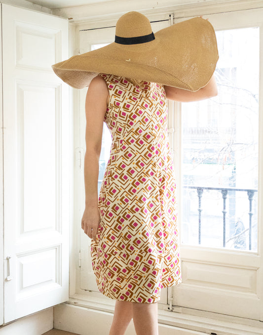 Vestido de verano estampado geométrico camel y rosa muestrarios de ropa y moda de mujer vestir bien elegante verano ideas mujer mediana edad