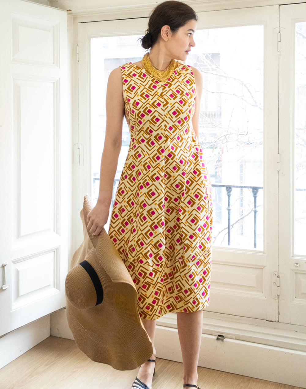 Vestido de verano estampado geométrico camel y rosa muestrarios de ropa y moda de mujer vestir bien elegante verano ideas mujer mediana edad