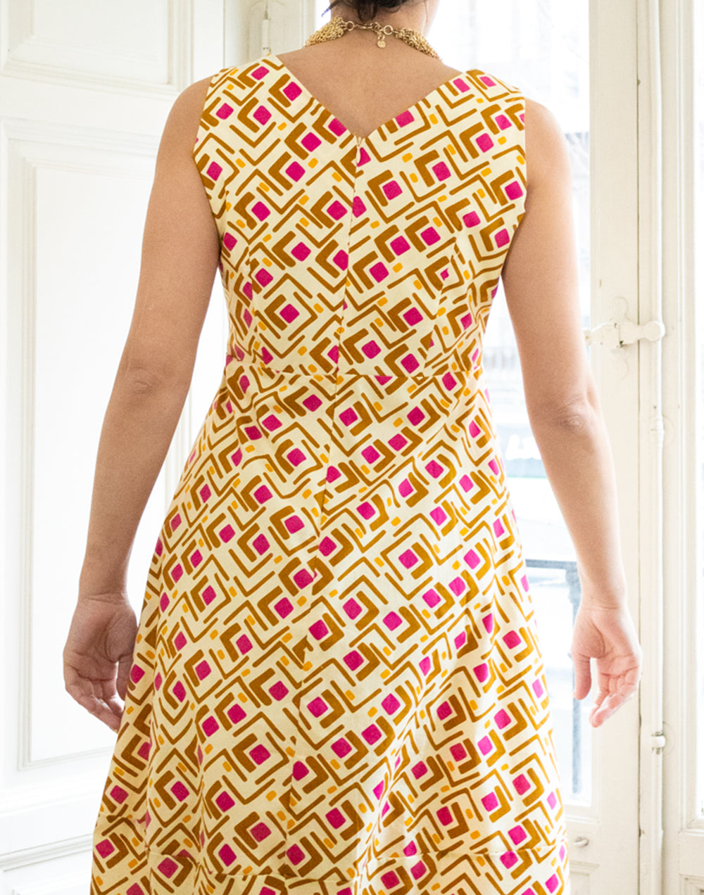 Vestido de verano estampado geométrico camel y rosa muestrarios de ropa y moda de mujer vestir bien elegante verano ideas mujer mediana edad