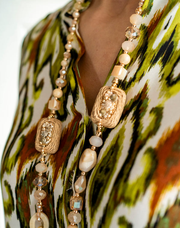 Collar de piedras beige y detalles de rafia muestrarios de accesorios y ropa de mujer