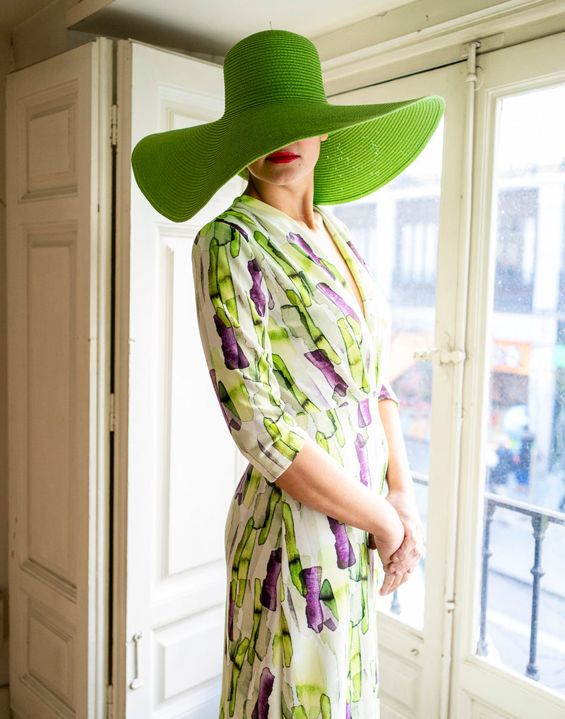 Vestido largo con apertura frontal estampado acuarela verde muestrarios de ropa y moda de mujer vestir bien invitada ideal