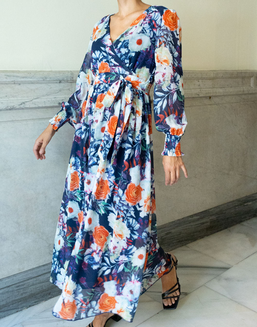 Vestido largo de gasa azul marino con flores coral y blanco muestrarios de ropa y moda de mujer vestir bien