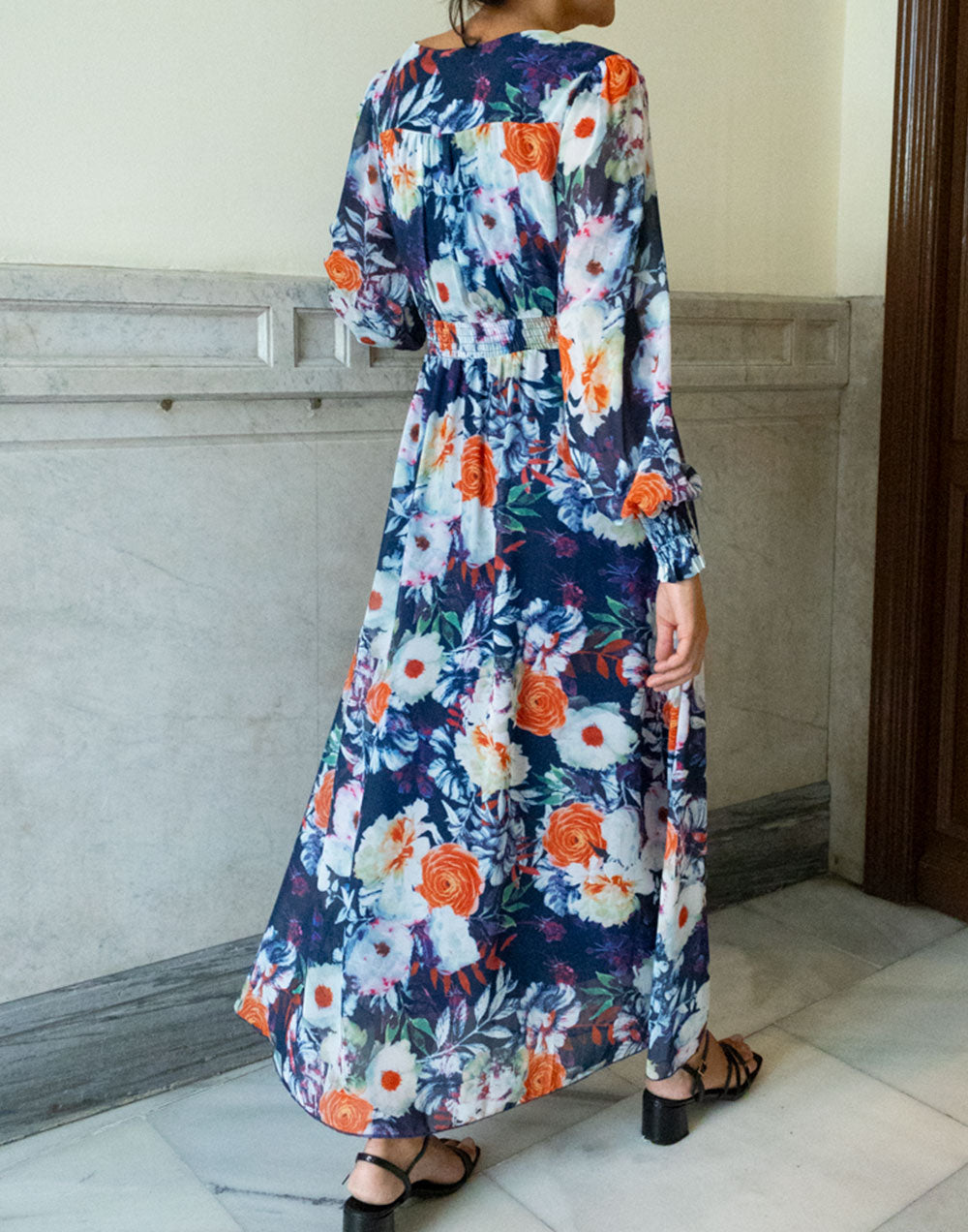 Vestido largo de gasa azul marino con flores coral y blanco muestrarios de ropa y moda de mujer vestir bien