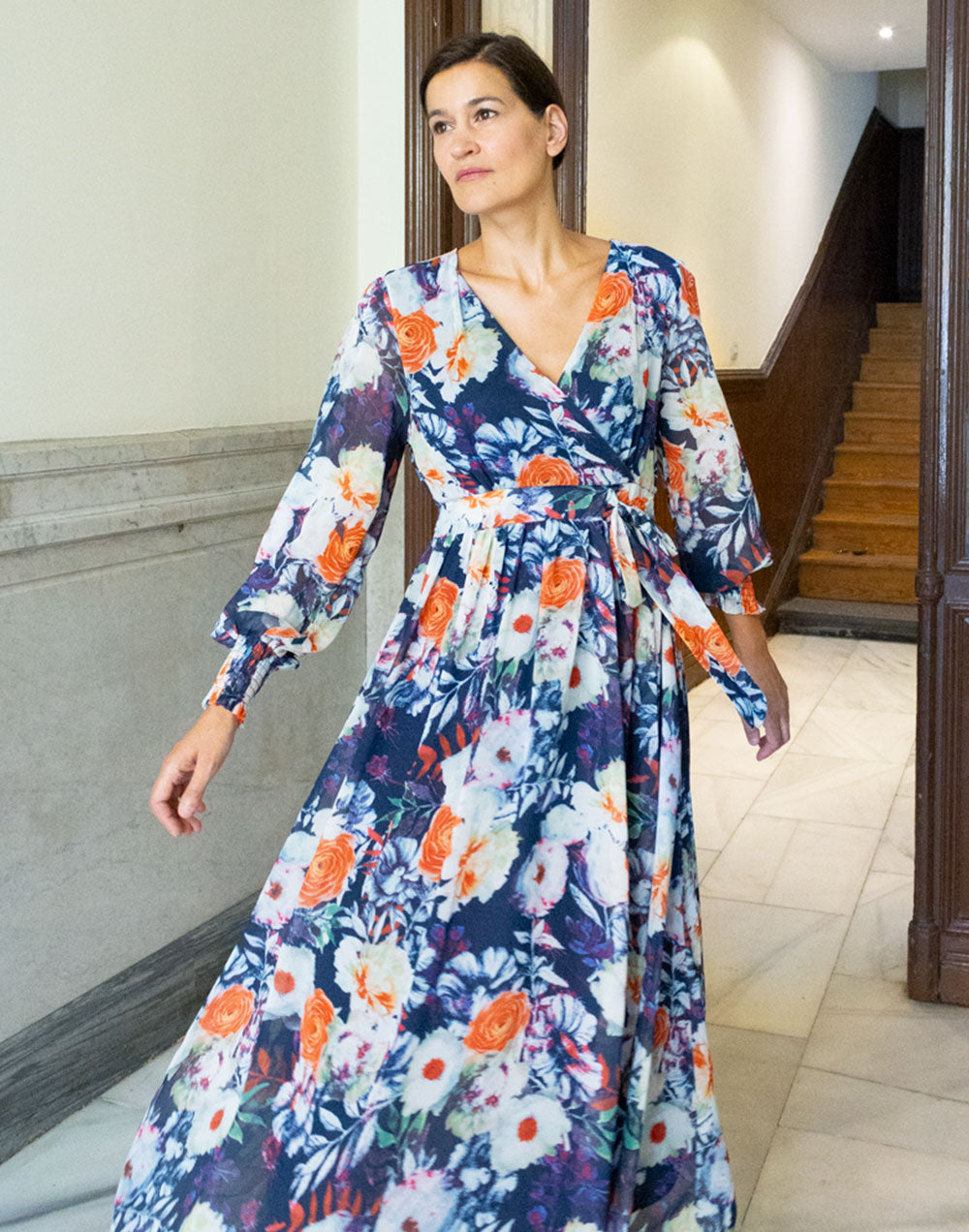 Vestido largo de gasa azul marino con flores coral y blanco muestrarios de ropa y moda de mujer vestir bien