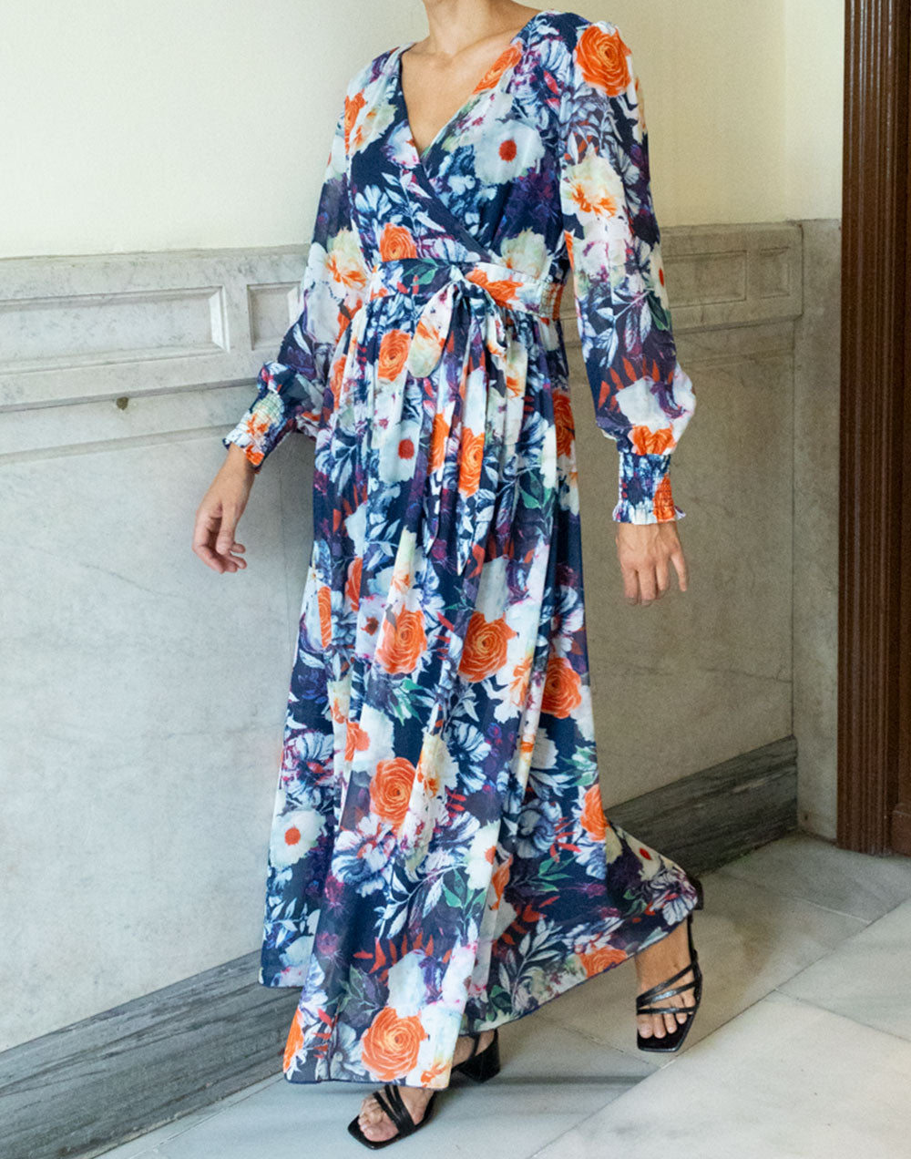 Vestido largo de gasa azul marino con flores coral y blanco muestrarios de ropa y moda de mujer vestir bien