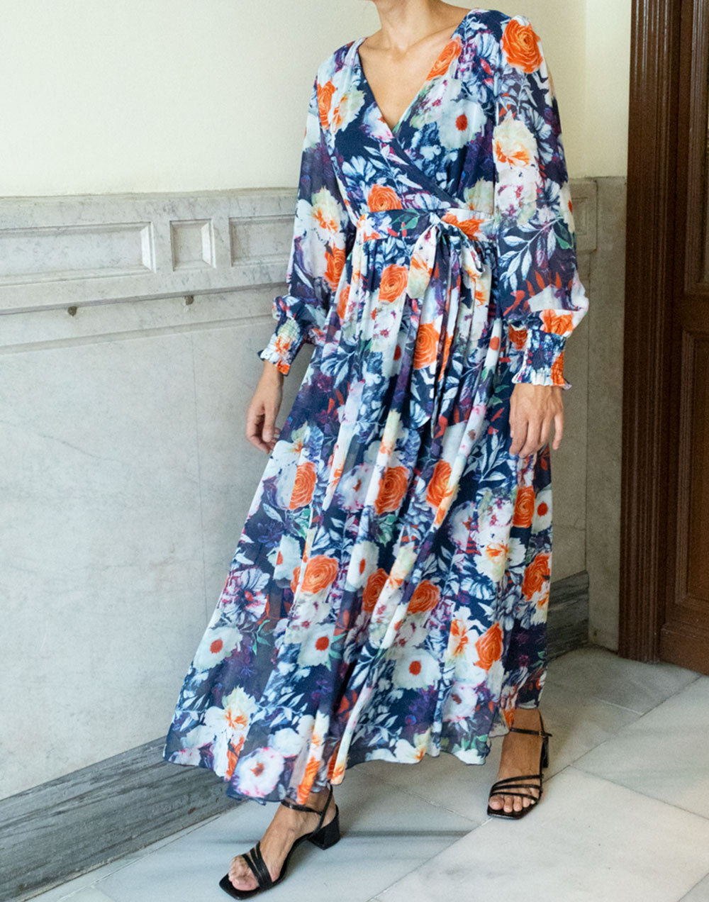 Vestido largo de gasa azul marino con flores coral y blanco muestrarios de ropa y moda de mujer vestir bien