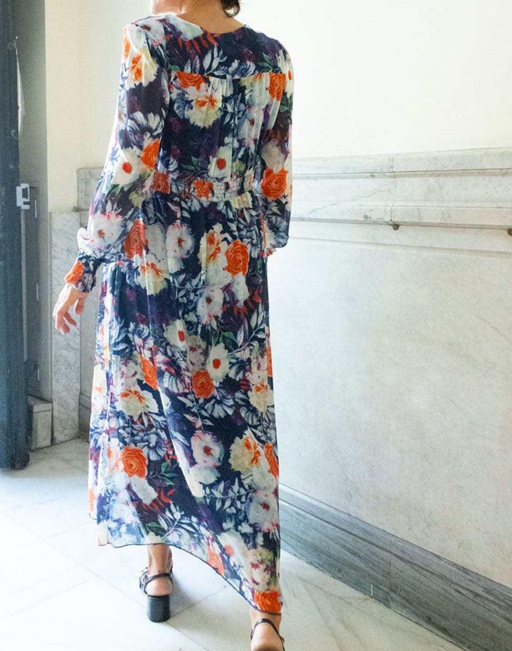 Vestido largo de gasa azul marino con flores coral y blanco muestrarios de ropa y moda de mujer vestir bien