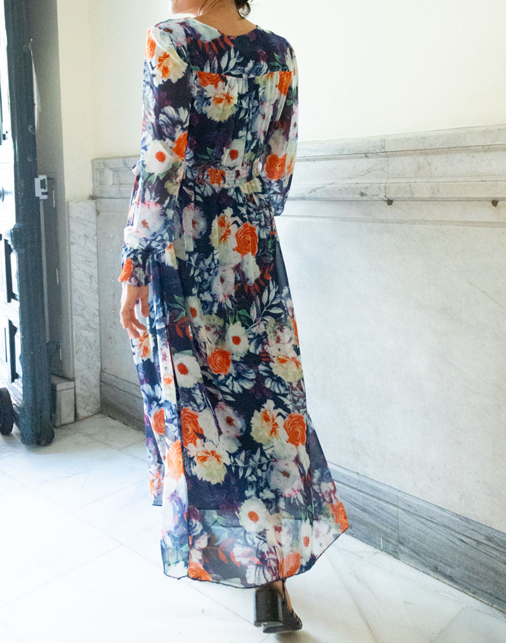 Vestido largo de gasa azul marino con flores coral y blanco muestrarios de ropa y moda de mujer vestir bien