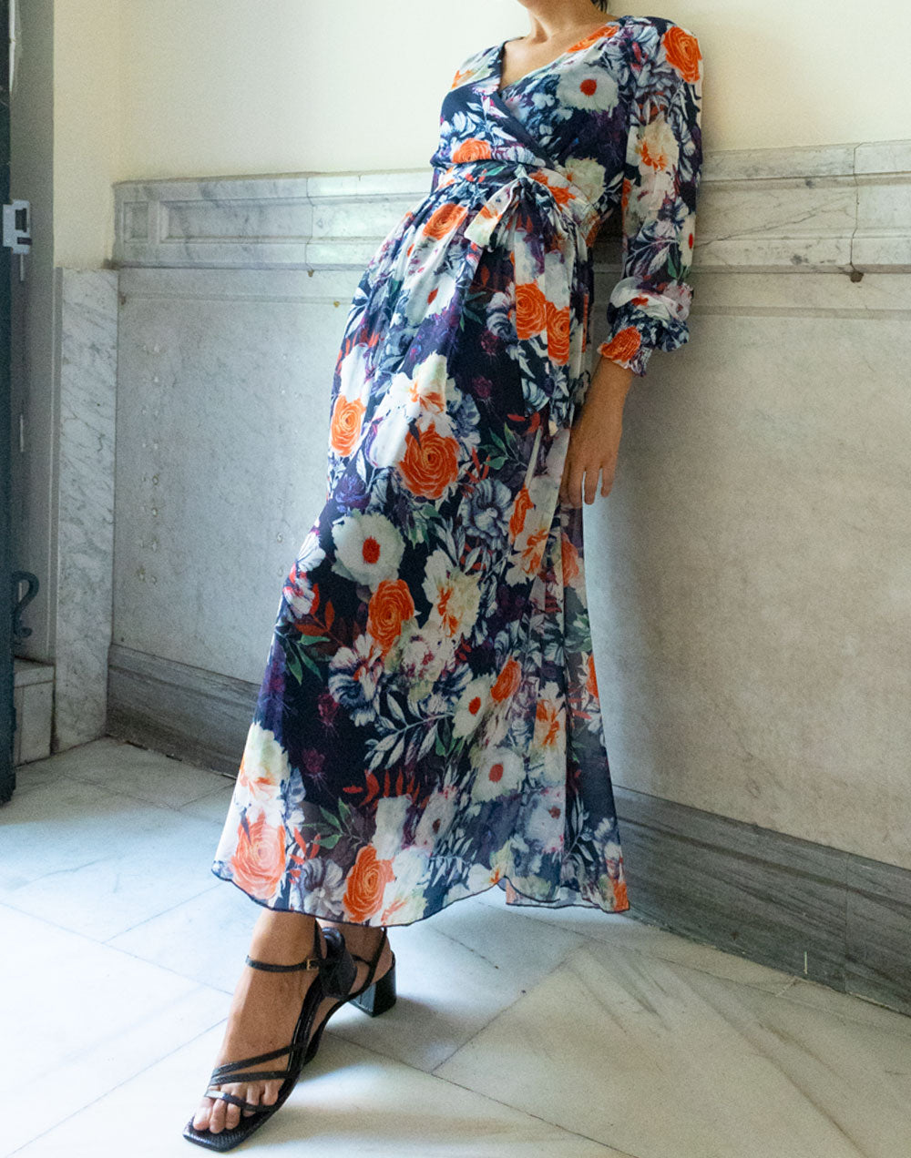 Vestido largo de gasa azul marino con flores coral y blanco muestrarios de ropa y moda de mujer vestir bien