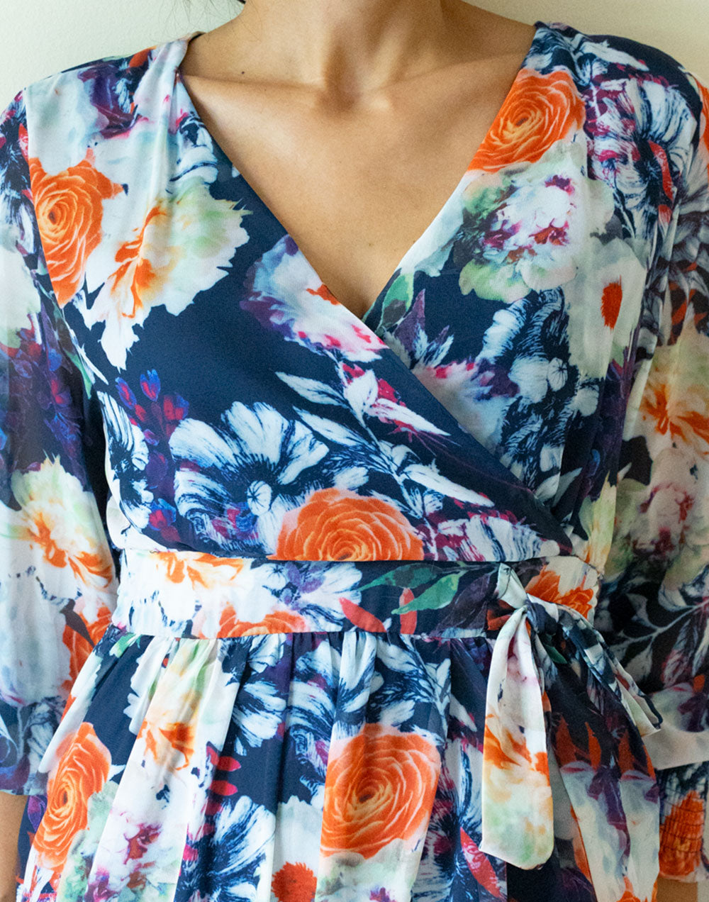 Vestido largo de gasa azul marino con flores coral y blanco muestrarios de ropa y moda de mujer vestir bien