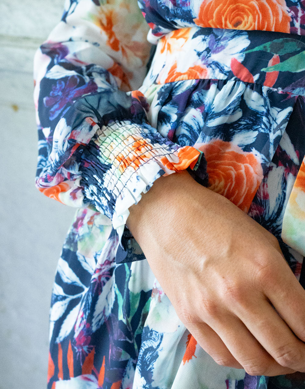 Vestido largo de gasa azul marino con flores coral y blanco muestrarios de ropa y moda de mujer vestir bien