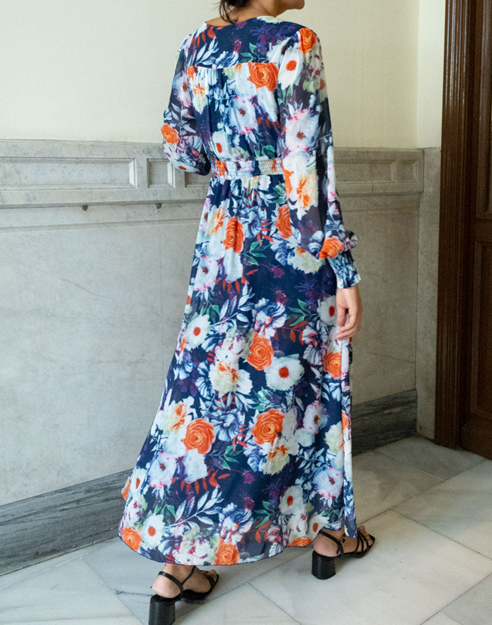 Vestido largo de gasa azul marino con flores coral y blanco muestrarios de ropa y moda de mujer vestir bien
