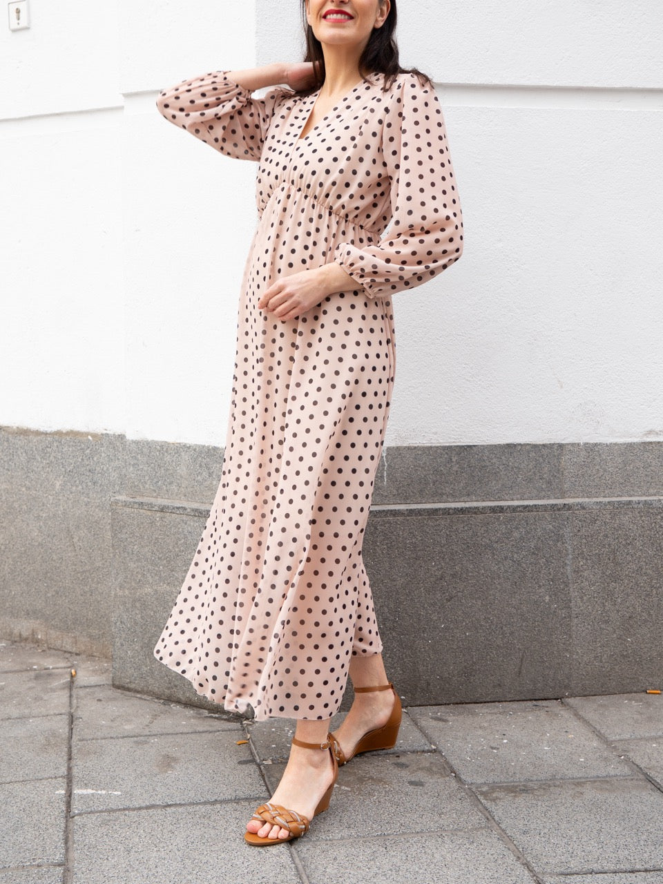 Vestido largo de gasa con lunares beige muestrarios de ropa y moda de mujer invitada mujer mediana edad 