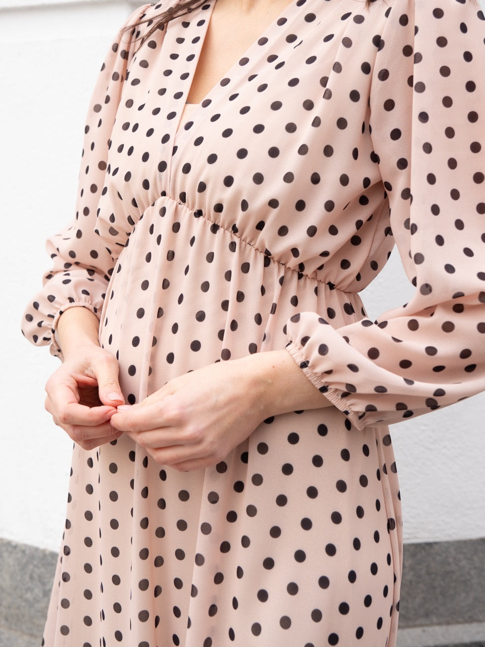 Vestido largo de gasa con lunares beige muestrarios de ropa y moda de mujer invitada mujer mediana edad 