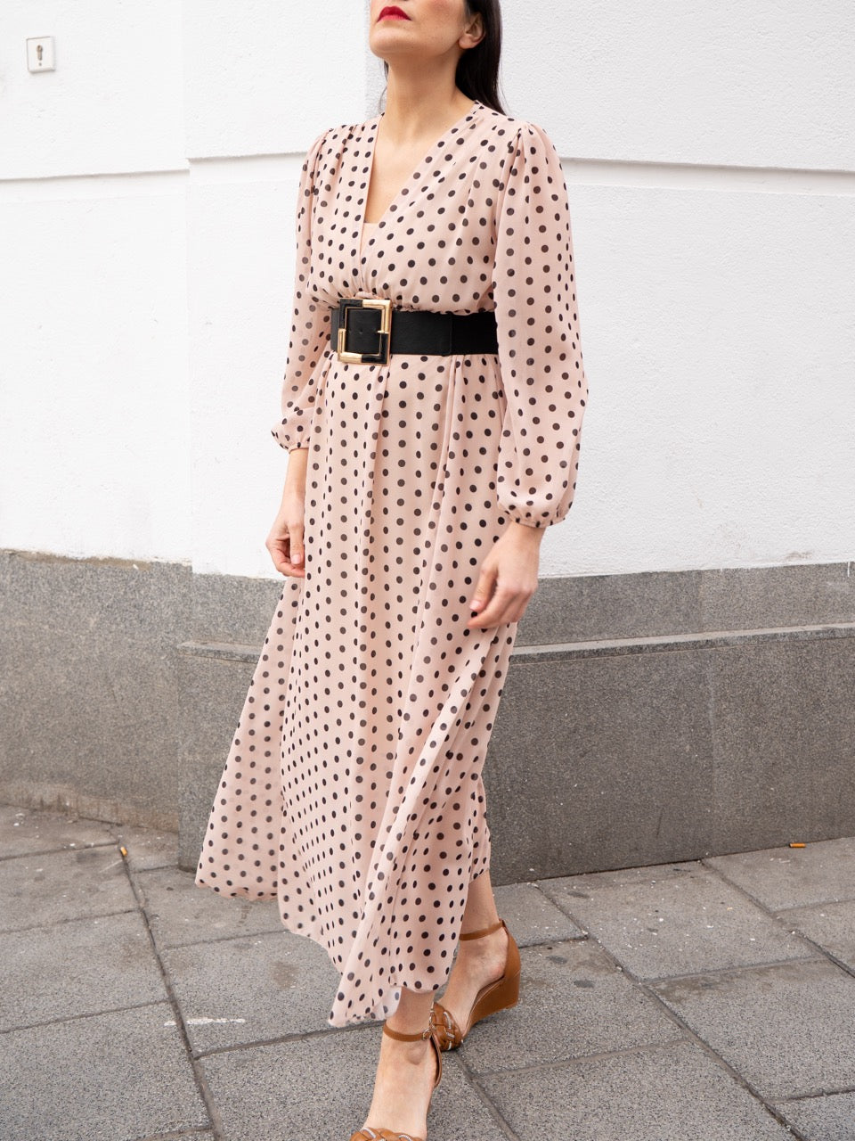 Vestido largo de gasa con lunares beige muestrarios de ropa y moda de mujer invitada mujer mediana edad 