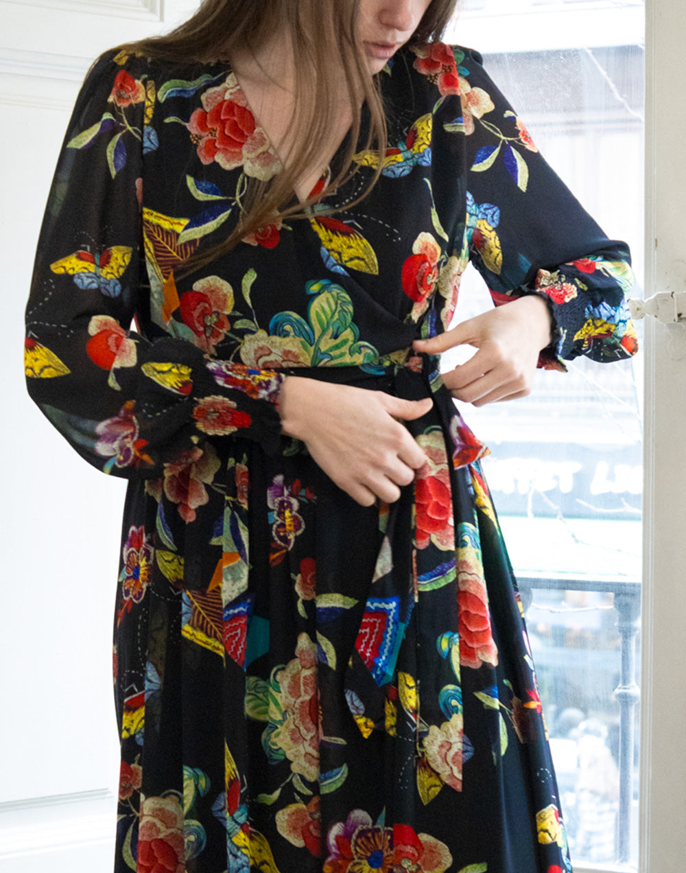 Vestido largo de gasa negro con flores rojas y multicolor muestrarios de ropa y moda de mujer vestir bien ideas invitada perfecta ideal